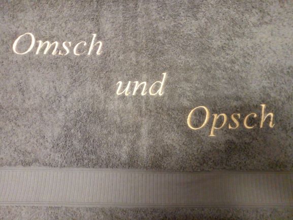 Monogramm-Stickerei von Wohnromantik Schindler - Gardinen, Maßschneiderei und Kostümverleih vom Meisterbetrieb Petra Schindler in Oschatz und Dahlen